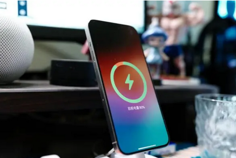 罗山苹果15换屏服务分享用什么充电器给iPhone15充电更好 